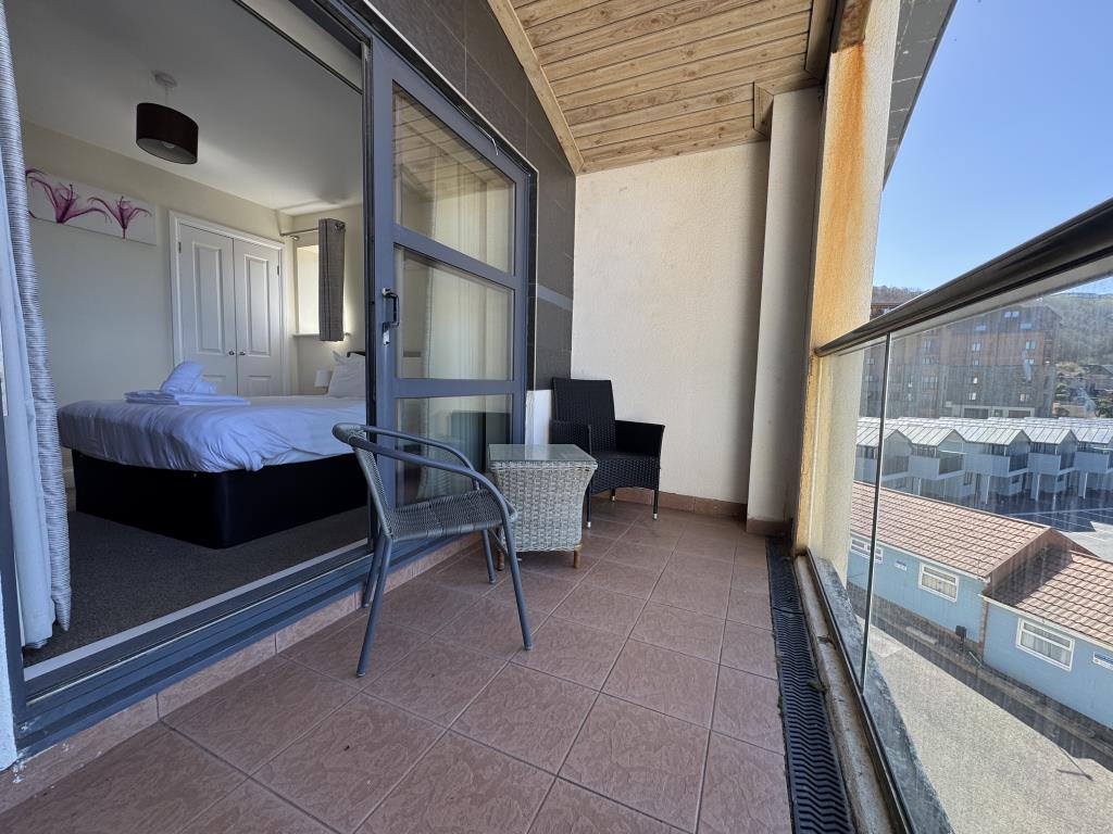 Lot: 7 - TOP FLOOR HOLIDAY APARTMENT WITH SEA VIEWS - Spacious balcony